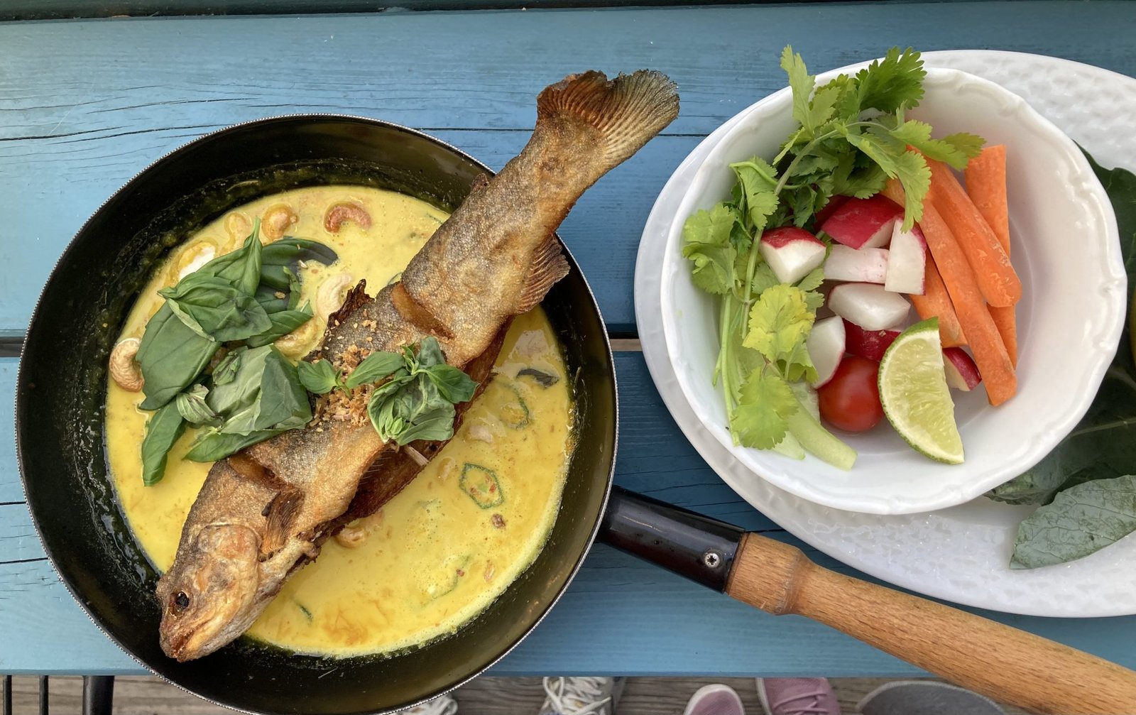 Gegrillte Forelle auf gelbem Curry