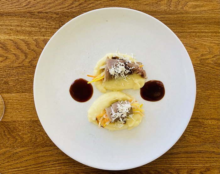 Gefüllt Zunge auf Erdäpfel-Püree und Demi Glace